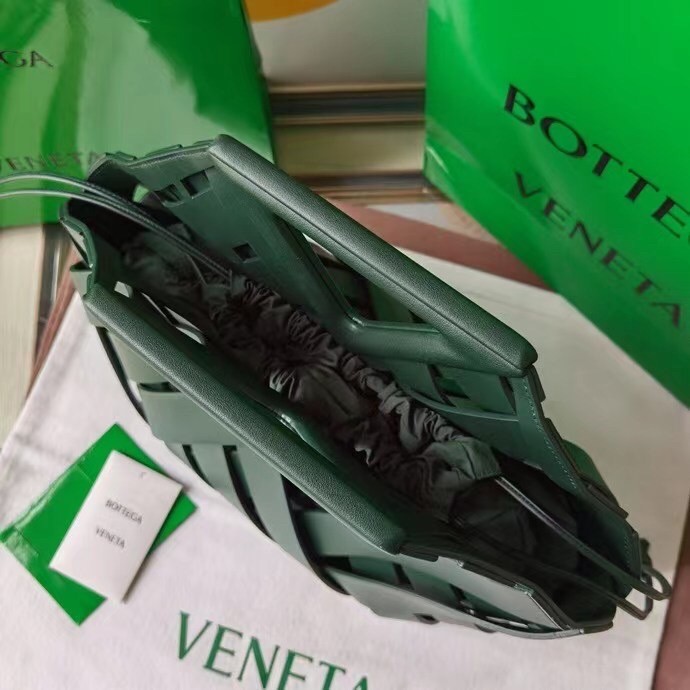 bo*te*ga Ve*ne*ta medium point bag in green intrecciato leather