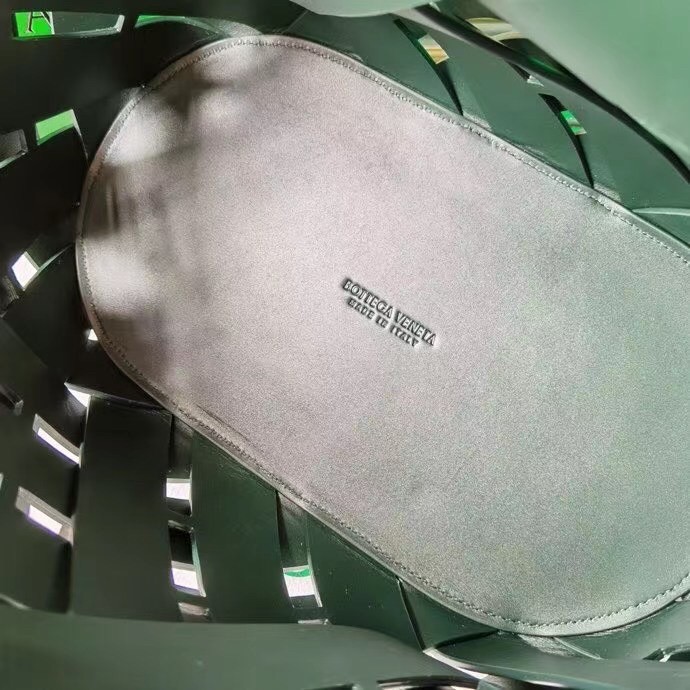 bo*te*ga Ve*ne*ta medium point bag in green intrecciato leather