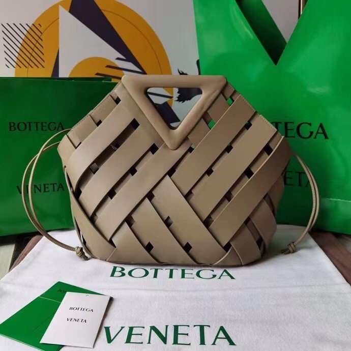 bo*te*ga Ve*ne*ta medium point bag in taupe intrecciato leather