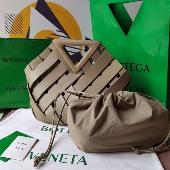 bo*te*ga Ve*ne*ta medium point bag in taupe intrecciato leather