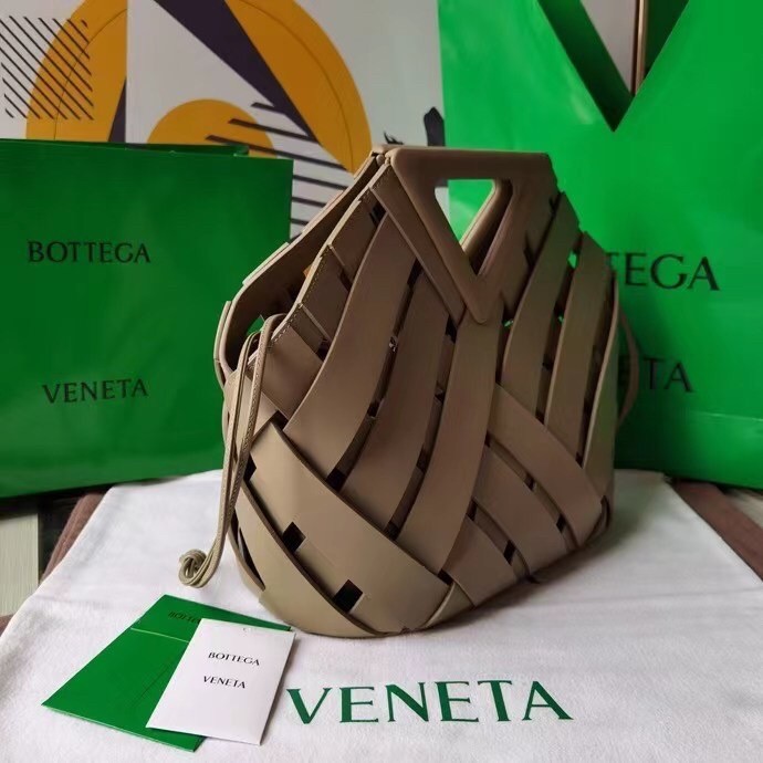 bo*te*ga Ve*ne*ta medium point bag in taupe intrecciato leather