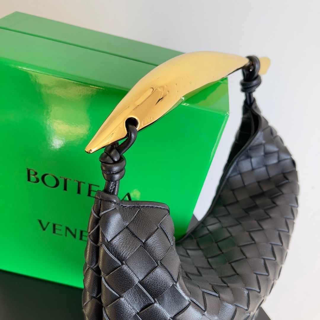 bo*te*ga Ve*ne*ta small sardine bag in black intrecciato lambskin