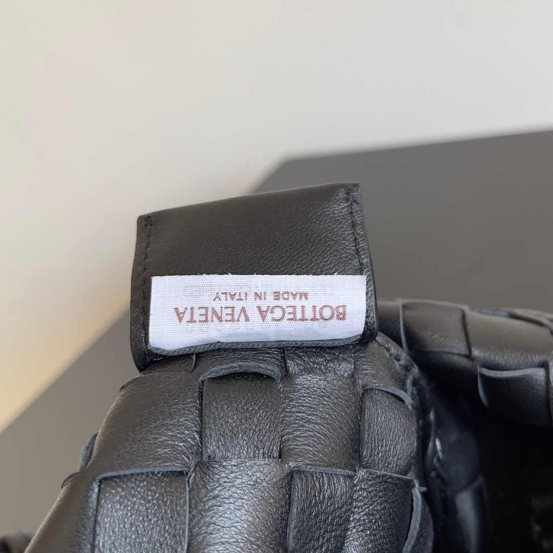 bo*te*ga Ve*ne*ta small sardine bag in black intrecciato lambskin