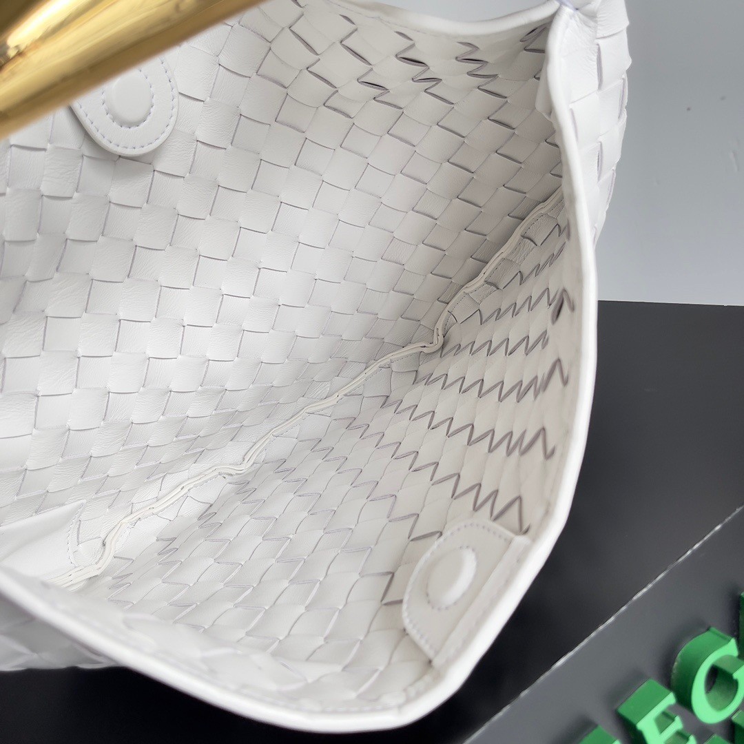 bo*te*ga Ve*ne*ta small sardine bag in white intrecciato lambskin