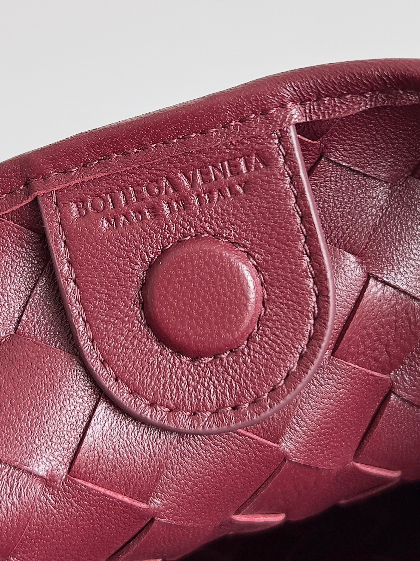 bo*te*ga Ve*ne*ta sardine small bag with chain in barolo lambskin