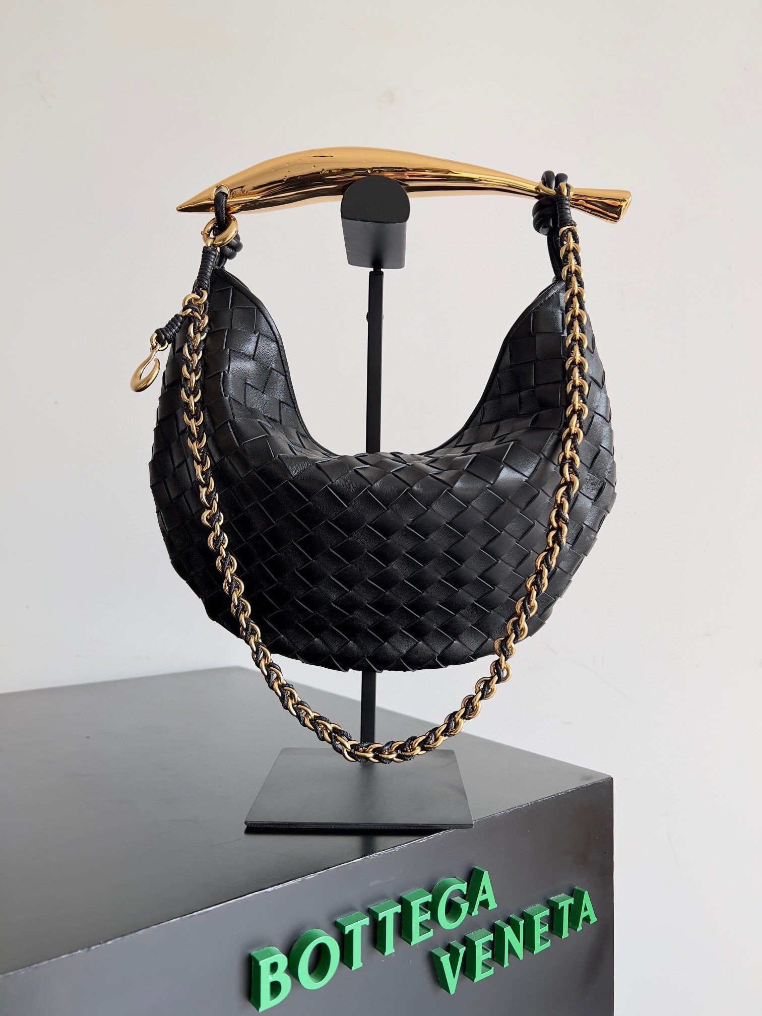 bo*te*ga Ve*ne*ta sardine small bag with chain in black lambskin