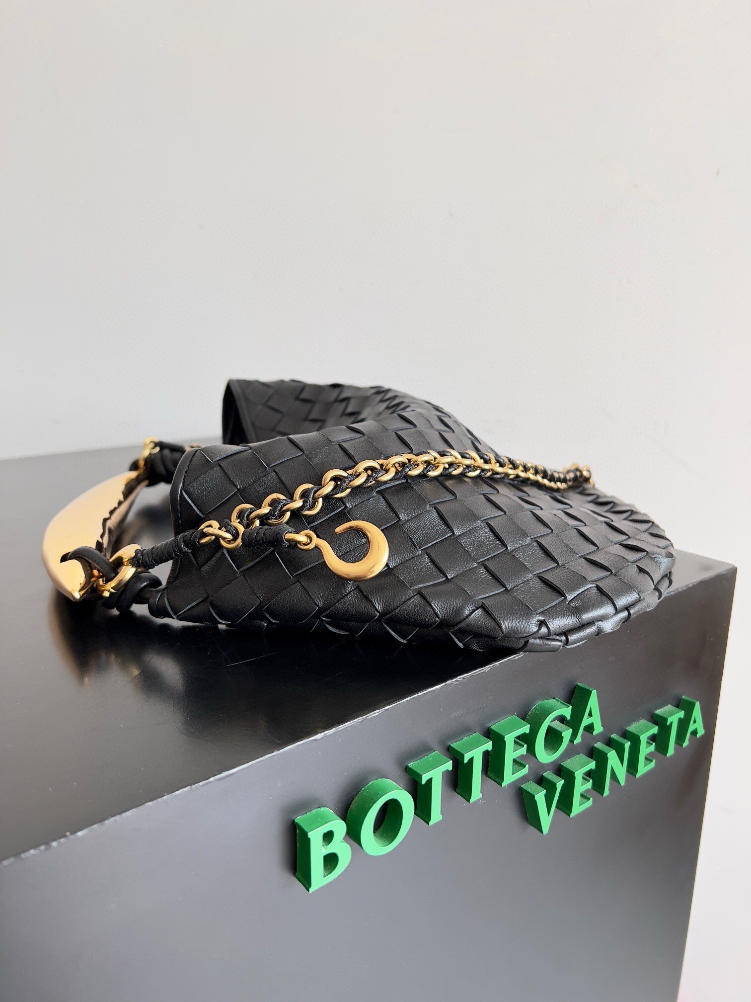 bo*te*ga Ve*ne*ta sardine small bag with chain in black lambskin