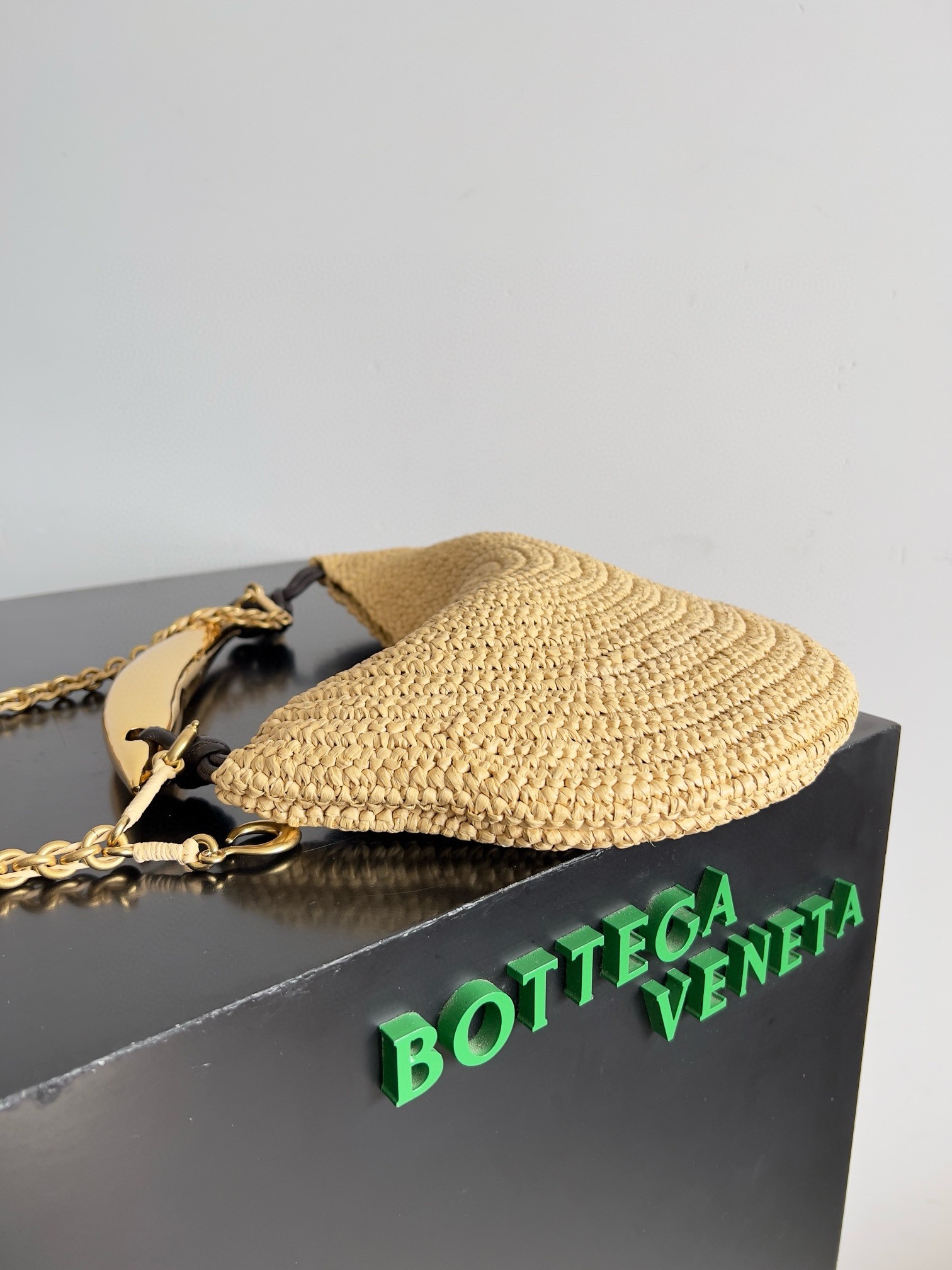 bo*te*ga Ve*ne*ta sardine small bag with chain in natural raffia