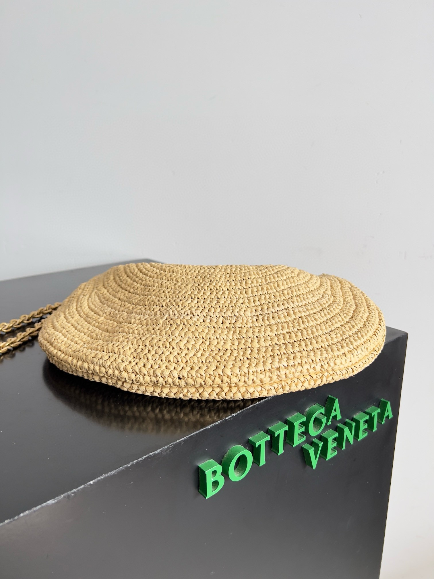 bo*te*ga Ve*ne*ta sardine small bag with chain in natural raffia