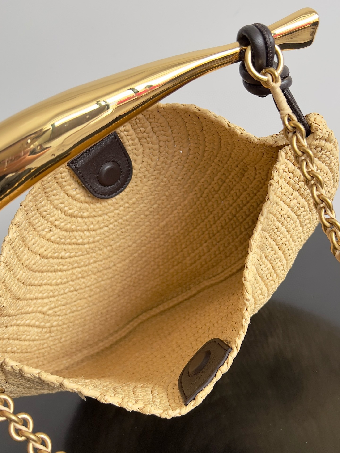 bo*te*ga Ve*ne*ta sardine small bag with chain in natural raffia