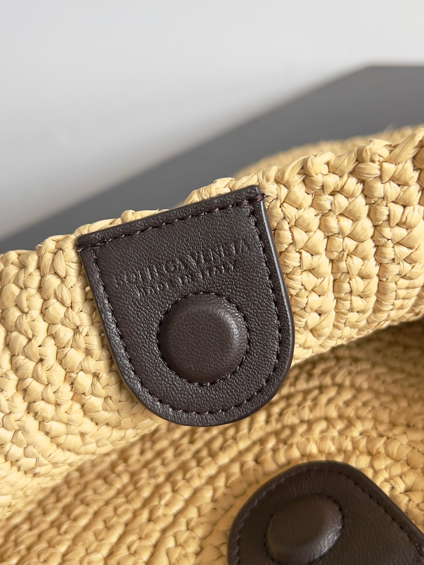 bo*te*ga Ve*ne*ta sardine small bag with chain in natural raffia