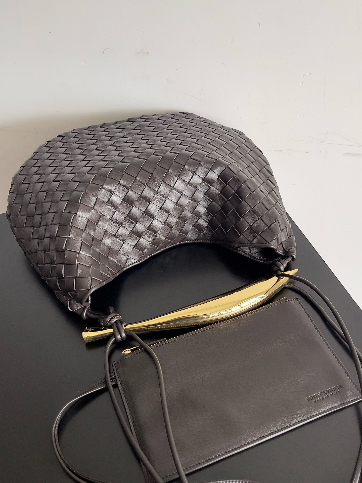 bo*te*ga Ve*ne*ta sardine medium bag in fondant intrecciato lambskin