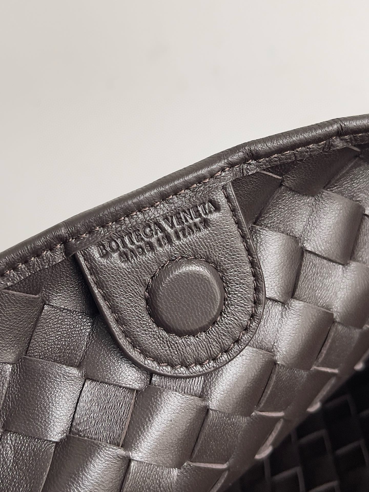 bo*te*ga Ve*ne*ta sardine medium bag in fondant intrecciato lambskin