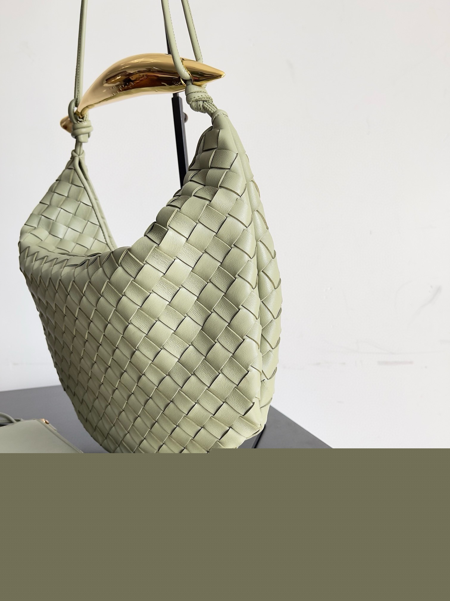 bo*te*ga Ve*ne*ta sardine medium bag in travertine intrecciato lambskin