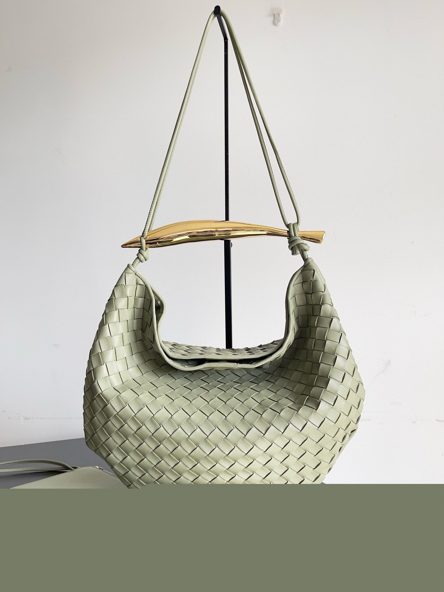 bo*te*ga Ve*ne*ta sardine medium bag in travertine intrecciato lambskin