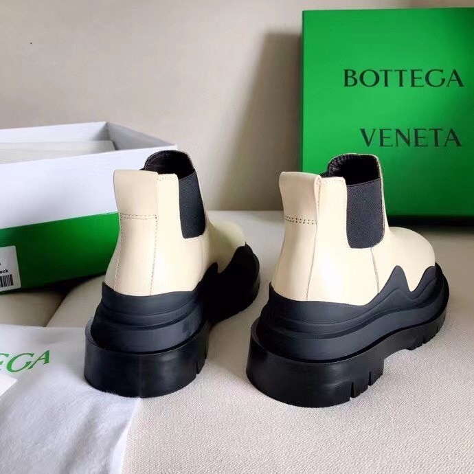 bo*te*ga Ve*ne*ta bv tire ankle boots with black outsole