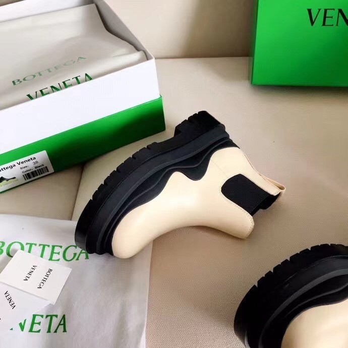 bo*te*ga Ve*ne*ta bv tire ankle boots with black outsole