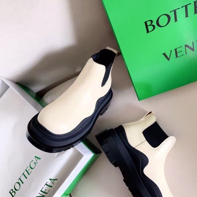 bo*te*ga Ve*ne*ta bv tire ankle boots with black outsole