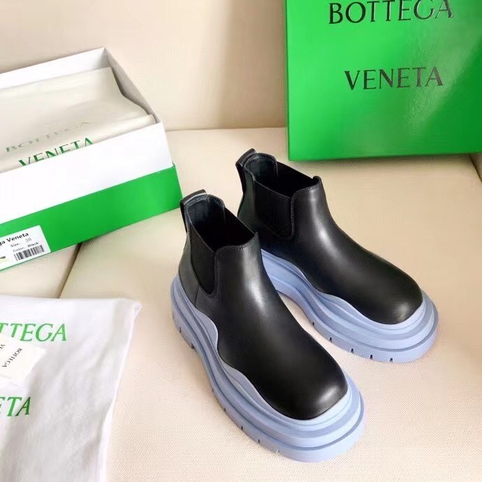 bo*te*ga Ve*ne*ta bv tire ankle boots with blue outsole