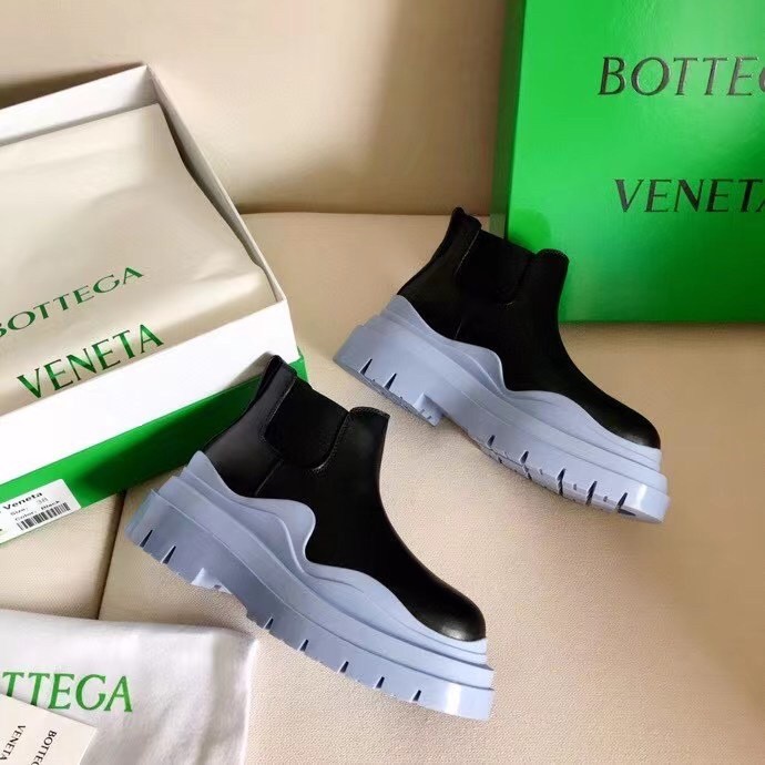 bo*te*ga Ve*ne*ta bv tire ankle boots with blue outsole