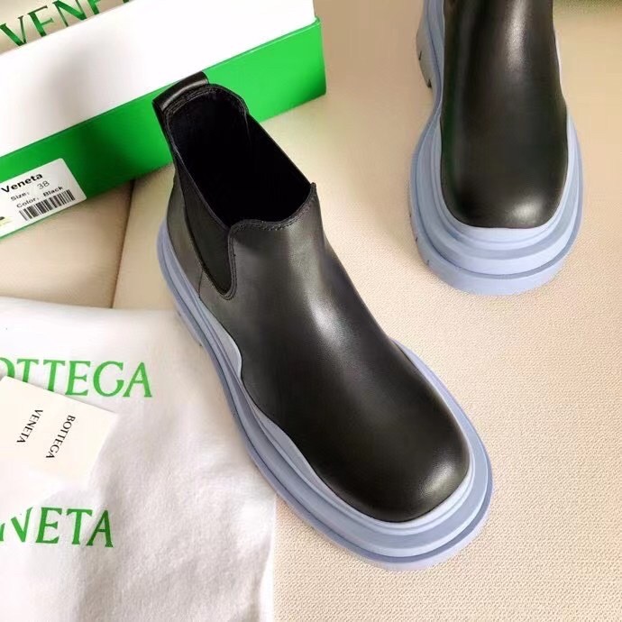 bo*te*ga Ve*ne*ta bv tire ankle boots with blue outsole