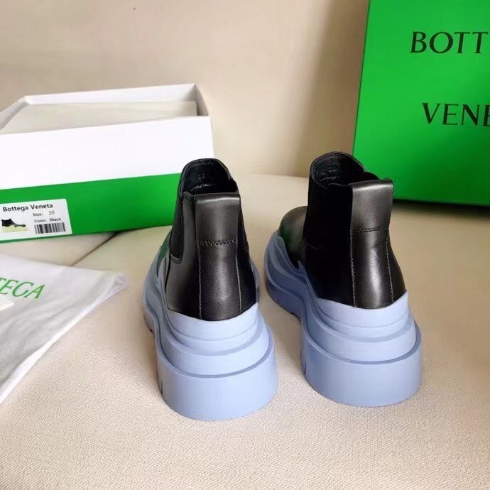 bo*te*ga Ve*ne*ta bv tire ankle boots with blue outsole