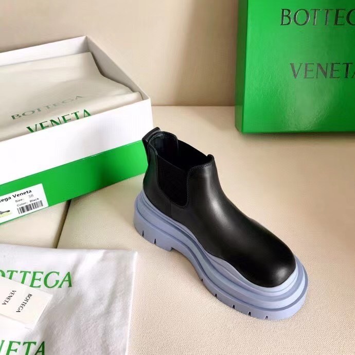 bo*te*ga Ve*ne*ta bv tire ankle boots with blue outsole