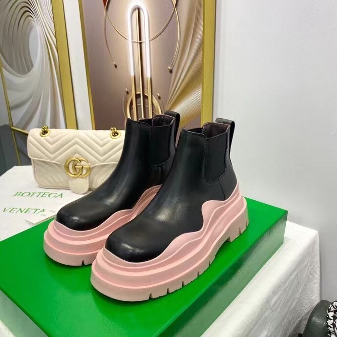 bo*te*ga Ve*ne*ta bv tire ankle boots with pink outsole
