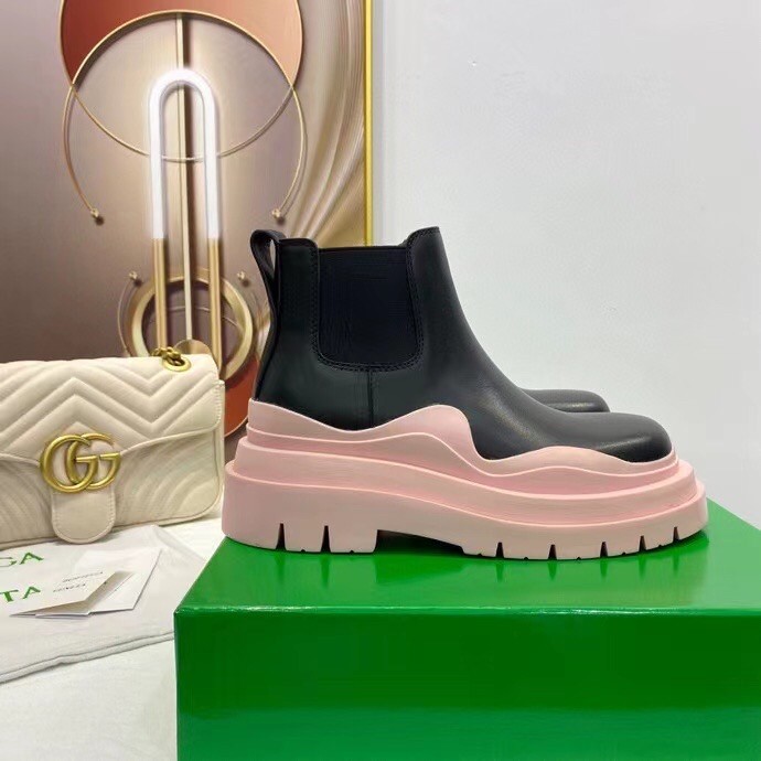 bo*te*ga Ve*ne*ta bv tire ankle boots with pink outsole
