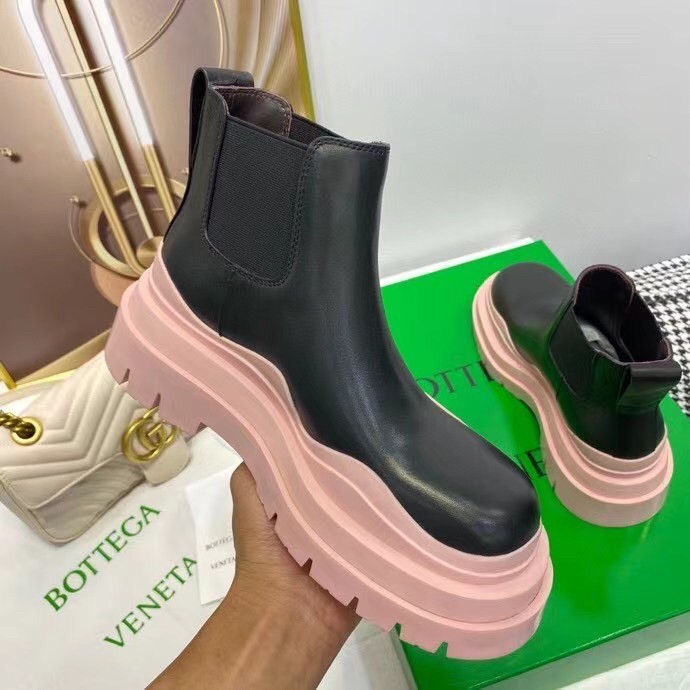 bo*te*ga Ve*ne*ta bv tire ankle boots with pink outsole