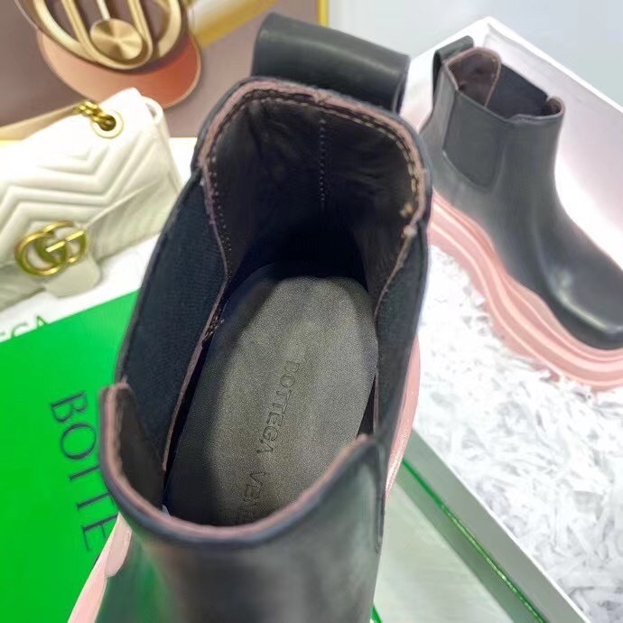 bo*te*ga Ve*ne*ta bv tire ankle boots with pink outsole