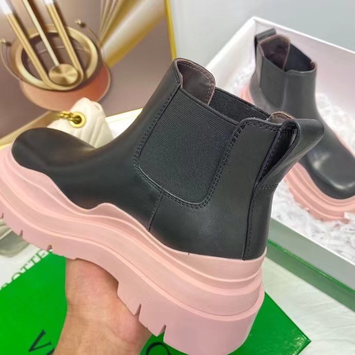 bo*te*ga Ve*ne*ta bv tire ankle boots with pink outsole