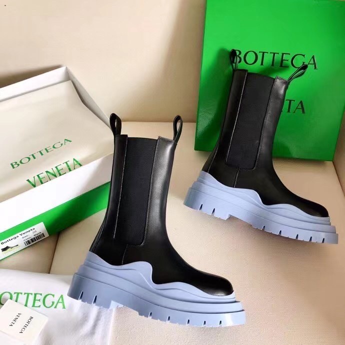 bo*te*ga Ve*ne*ta bv tire chelsea boots with blue outsole