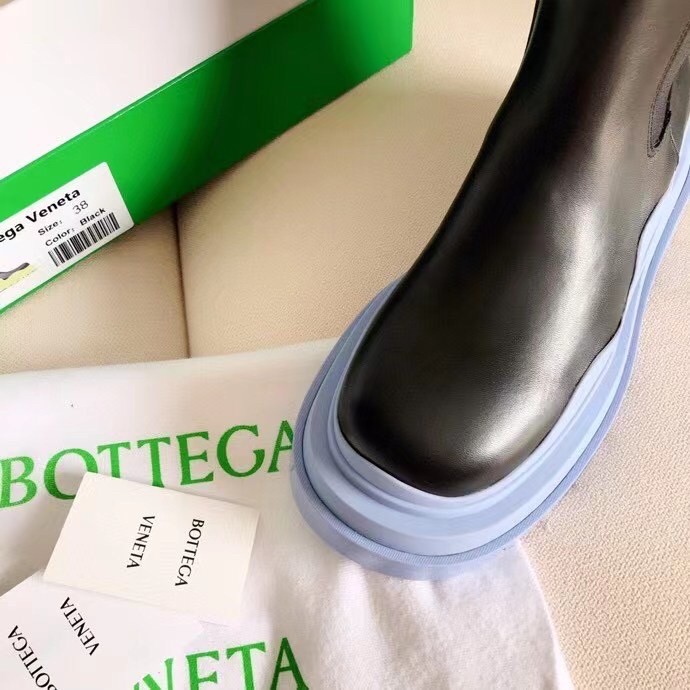 bo*te*ga Ve*ne*ta bv tire chelsea boots with blue outsole