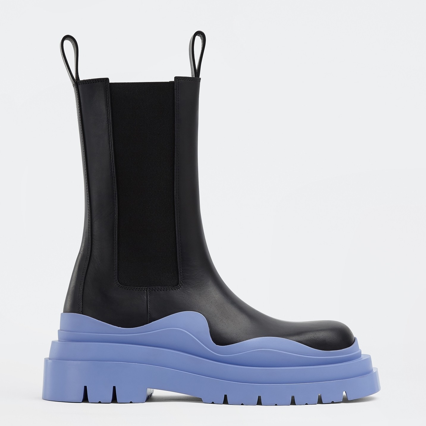 bo*te*ga Ve*ne*ta bv tire chelsea boots with blue outsole