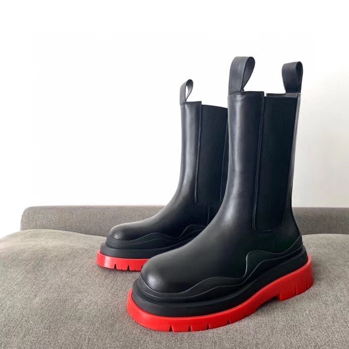 bo*te*ga Ve*ne*ta bv tire chelsea boots with red outsole