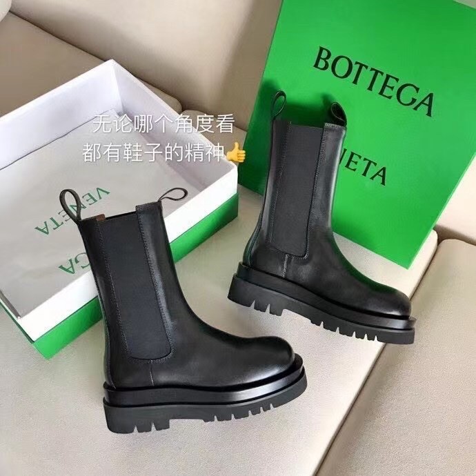 bo*te*ga Ve*ne*ta bv lug chelsea boots in black calfskin