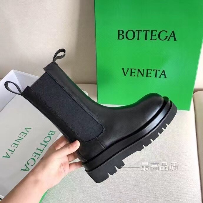bo*te*ga Ve*ne*ta bv lug chelsea boots in black calfskin