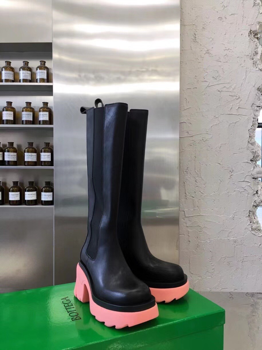 bo*te*ga Ve*ne*ta flash knee-high boots with pink outsole