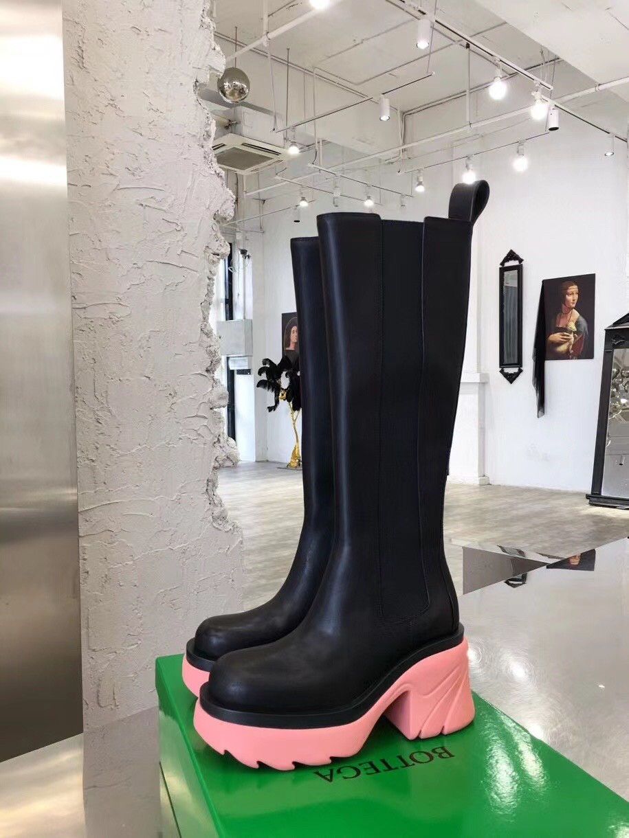 bo*te*ga Ve*ne*ta flash knee-high boots with pink outsole
