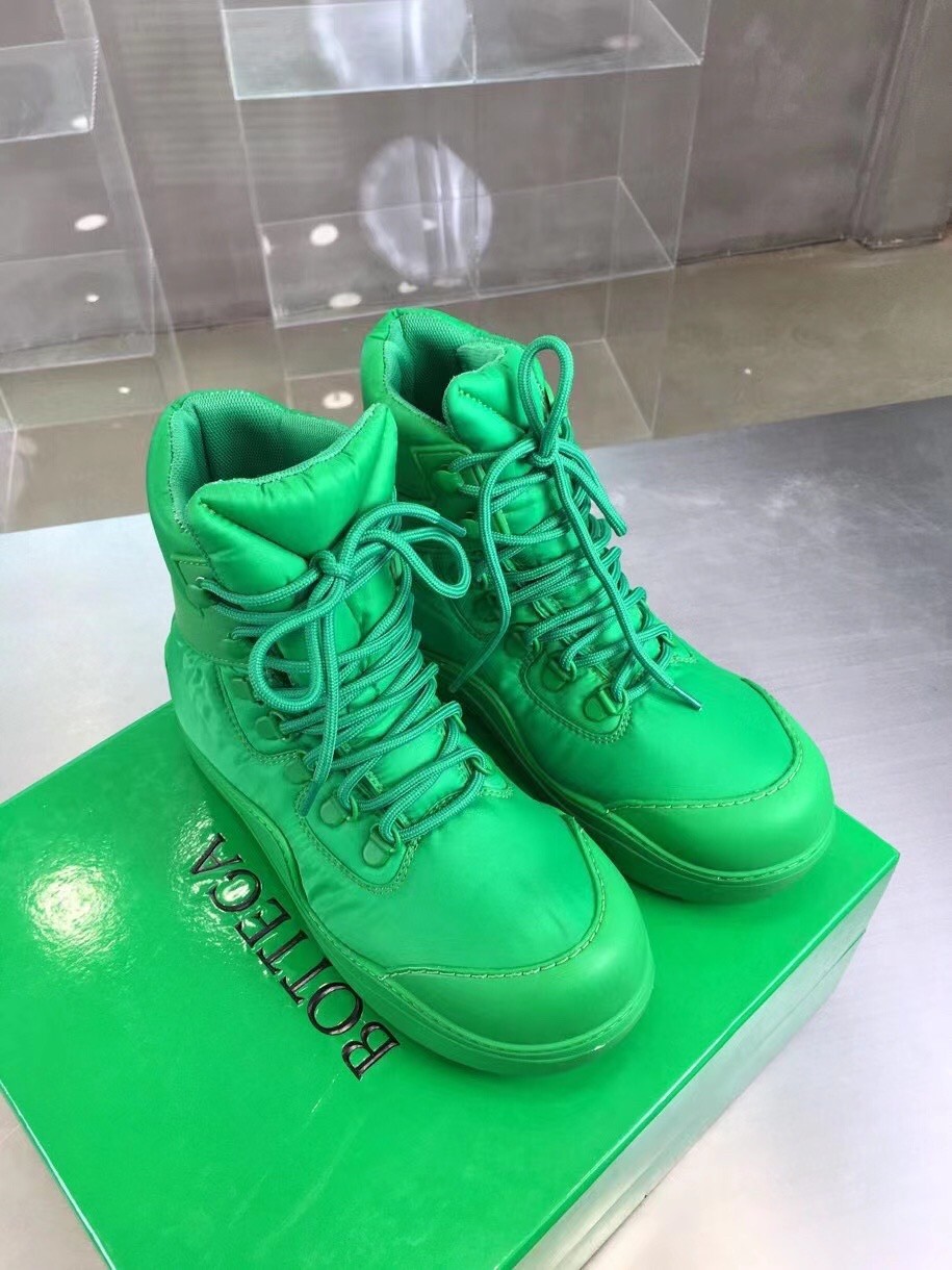 bo*te*ga Ve*ne*ta puddle bomber ankle boots in green fabric