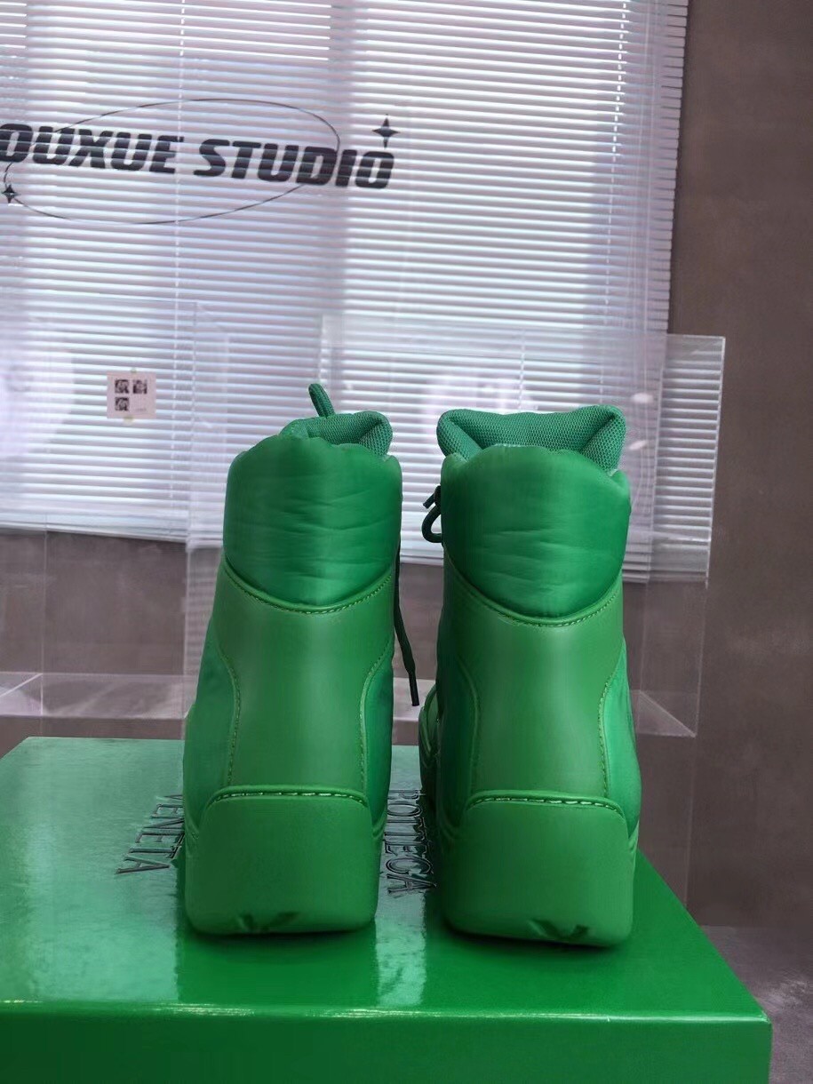 bo*te*ga Ve*ne*ta puddle bomber ankle boots in green fabric