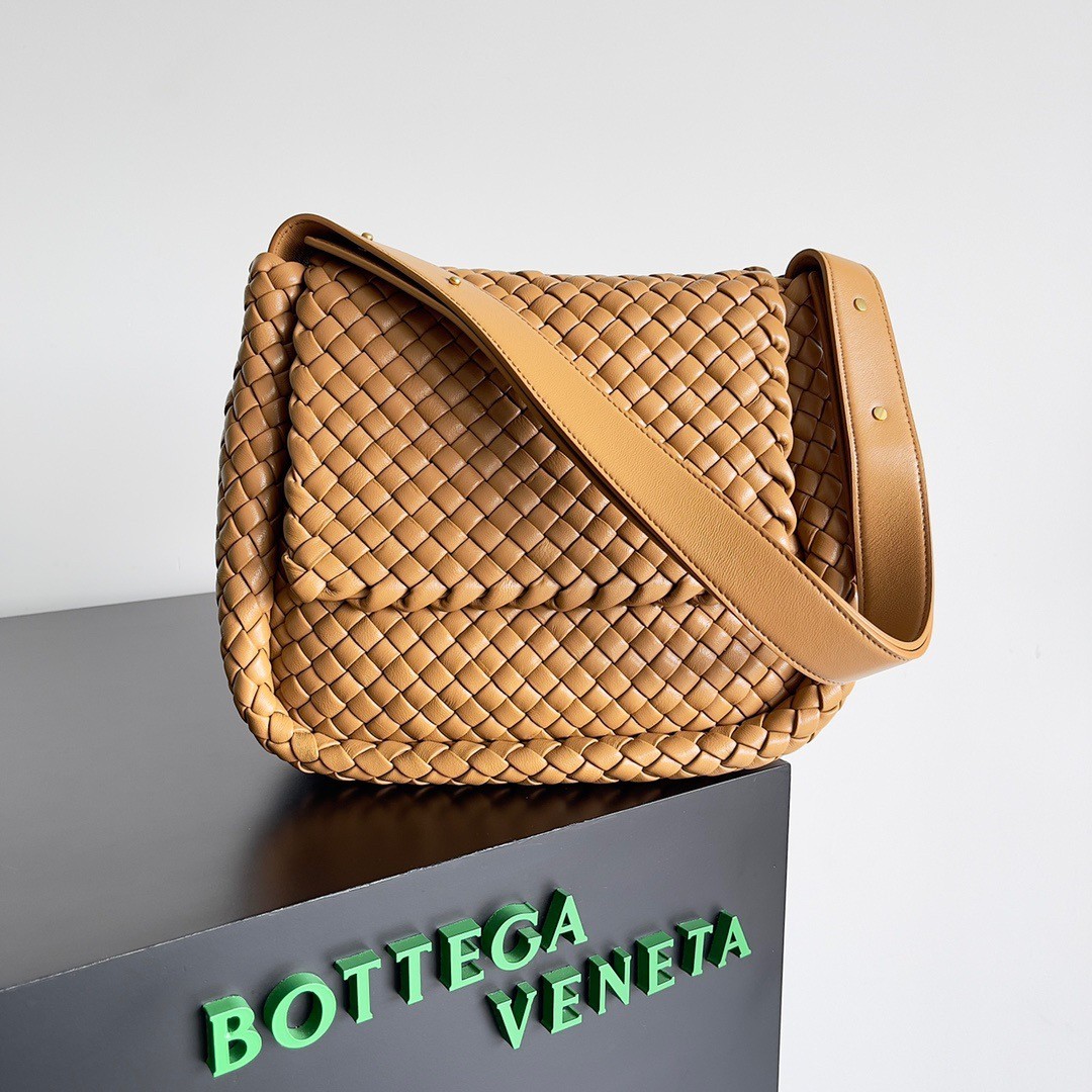 bo*te*ga Ve*ne*ta cobble small bag in caramel intrecciato leather