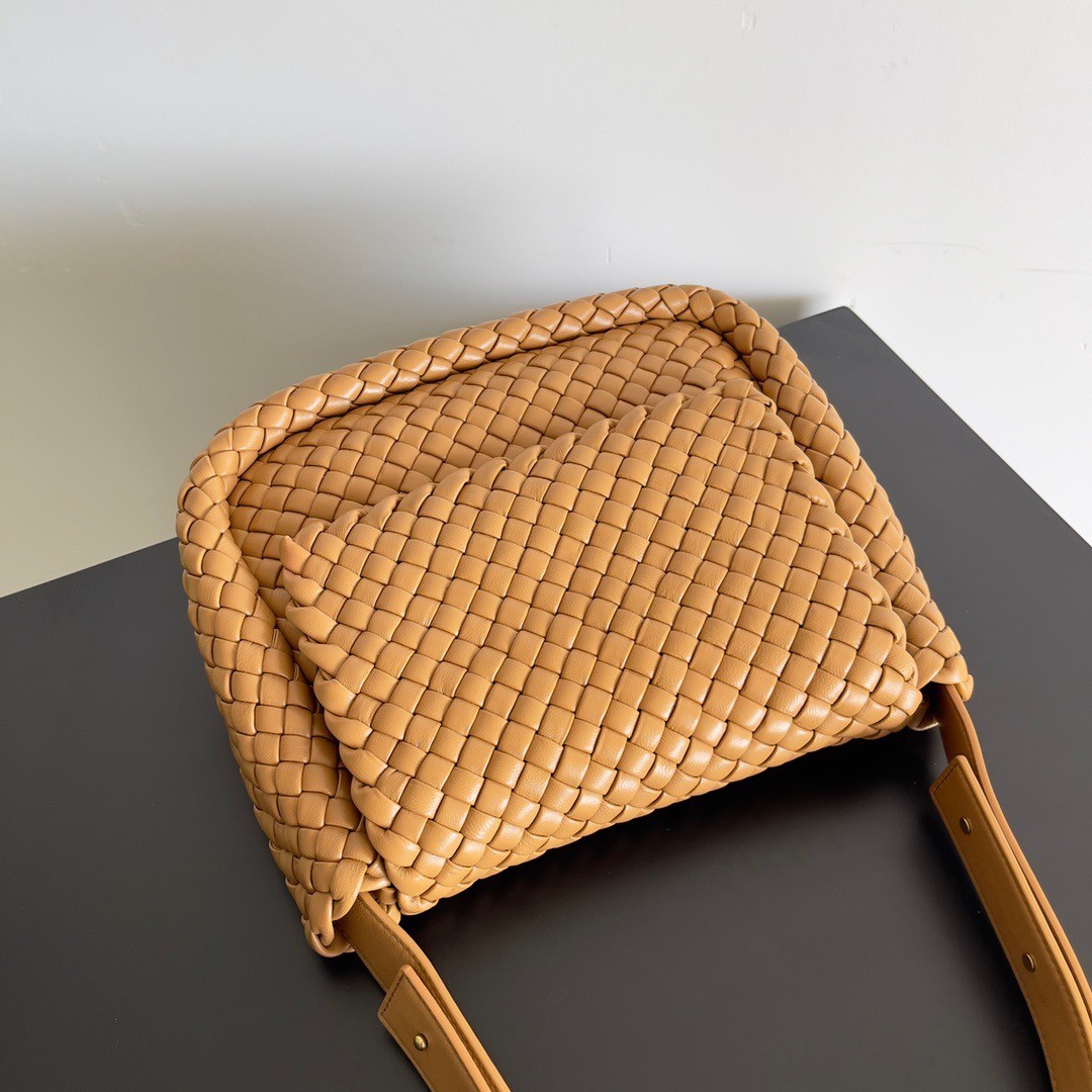 bo*te*ga Ve*ne*ta cobble small bag in caramel intrecciato leather