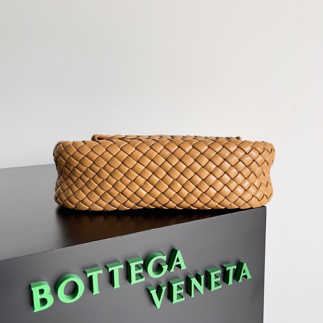 bo*te*ga Ve*ne*ta cobble small bag in caramel intrecciato leather