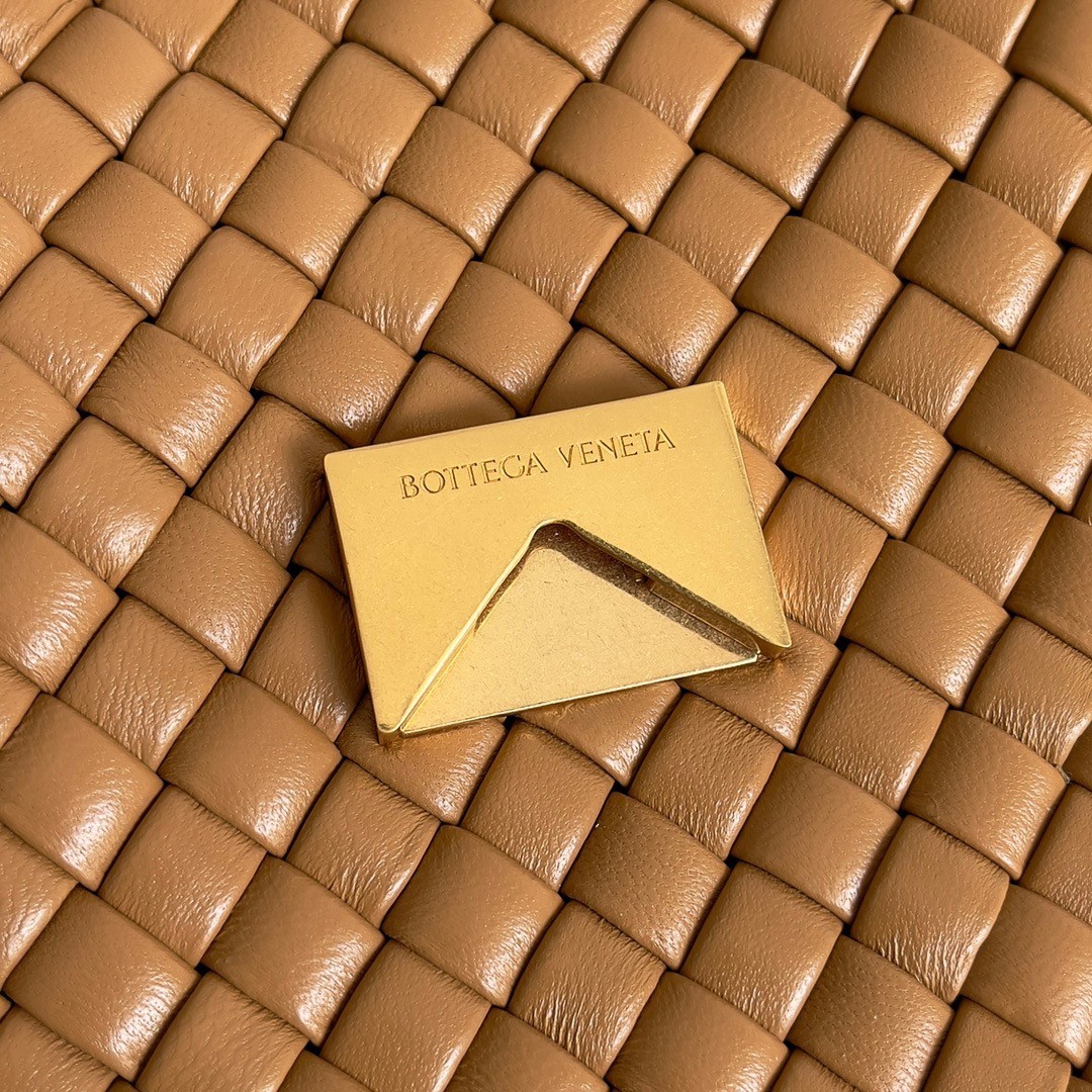 bo*te*ga Ve*ne*ta cobble small bag in caramel intrecciato leather