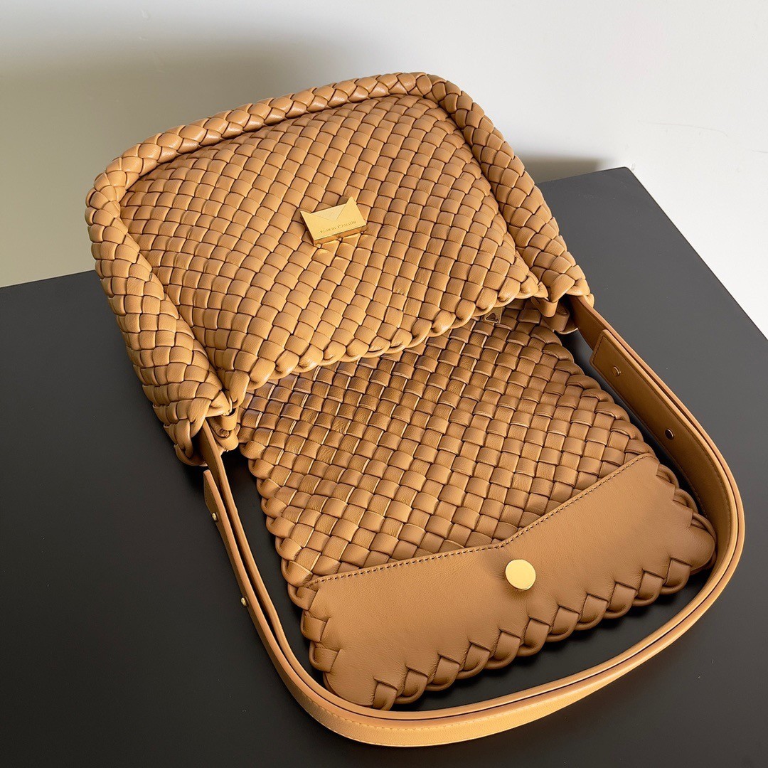 bo*te*ga Ve*ne*ta cobble small bag in caramel intrecciato leather