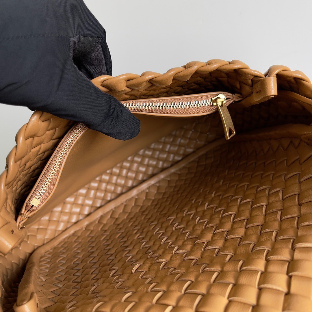 bo*te*ga Ve*ne*ta cobble small bag in caramel intrecciato leather
