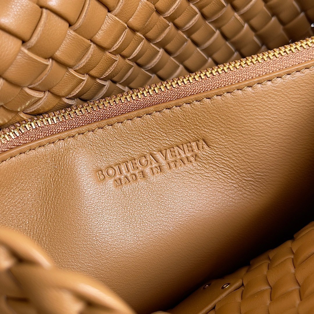 bo*te*ga Ve*ne*ta cobble small bag in caramel intrecciato leather
