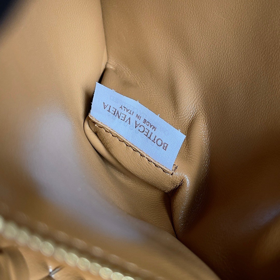 bo*te*ga Ve*ne*ta cobble small bag in caramel intrecciato leather